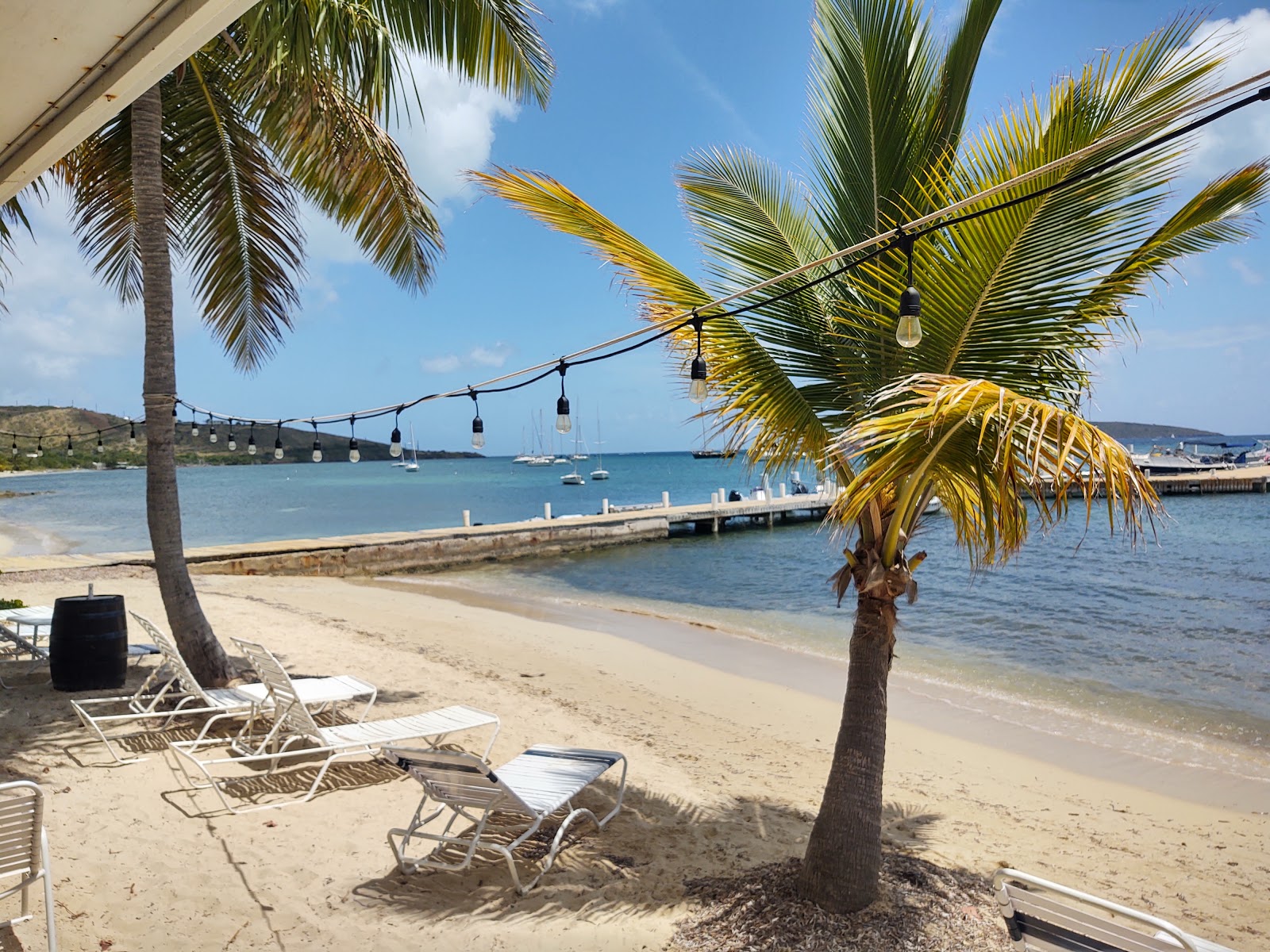 Foto di Reef beach con una superficie del acqua cristallina