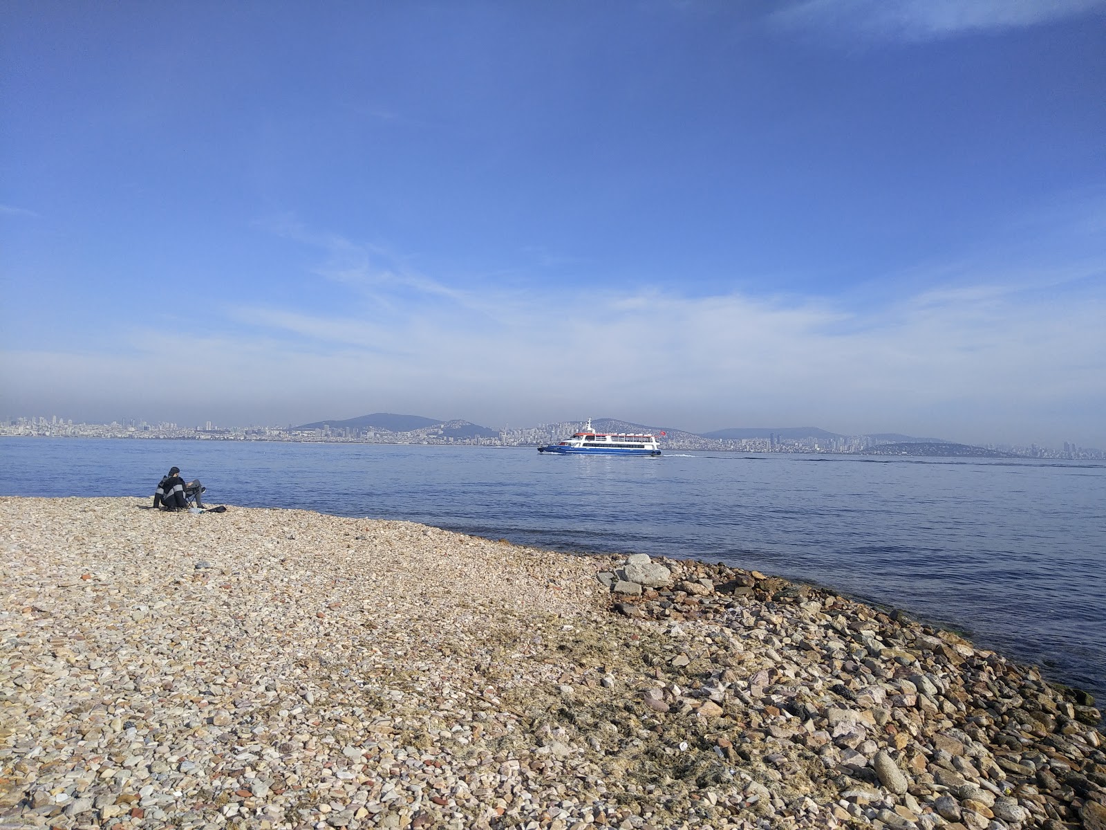 Yali Sezar Beach'in fotoğrafı düz bir kıyı şeridi ile birlikte