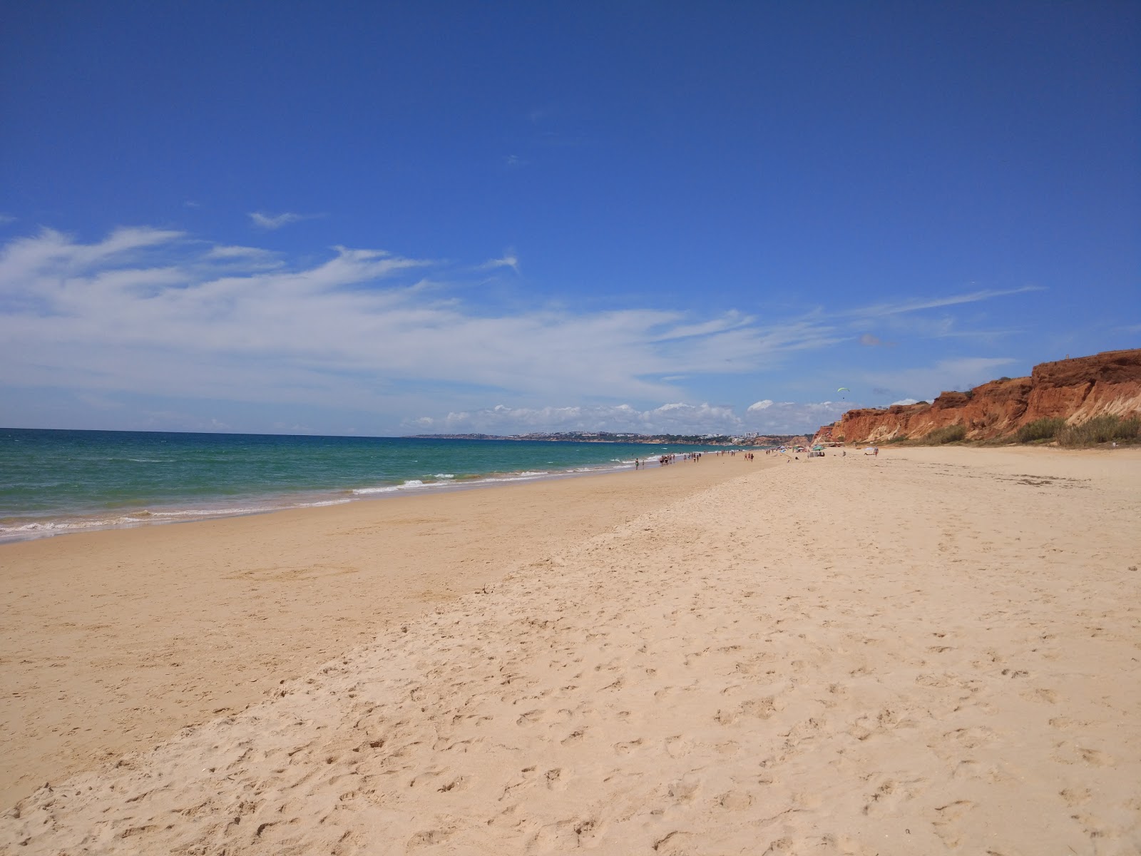Domates Plajı'in fotoğrafı i̇nce kahverengi kum yüzey ile
