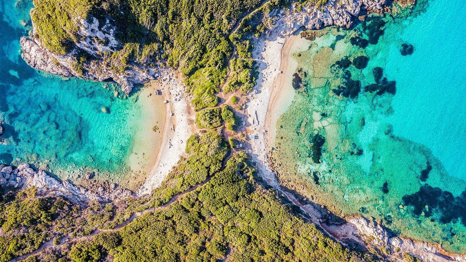 Pirate beach的照片 带有碧绿色纯水表面