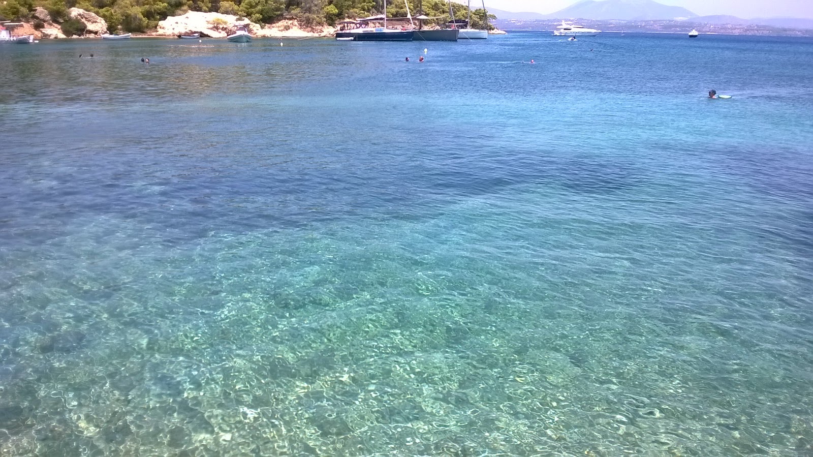 Paralia Zogerias'in fotoğrafı açık yeşil su yüzey ile