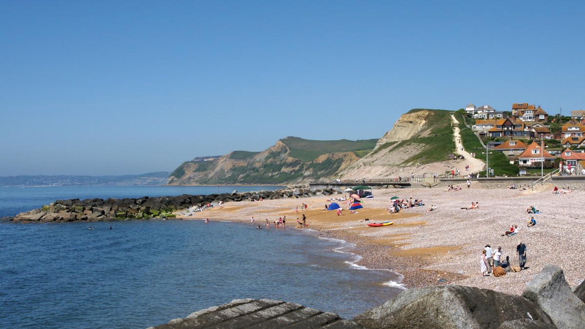 Foto af West Bay beach Dorset med blåt rent vand overflade