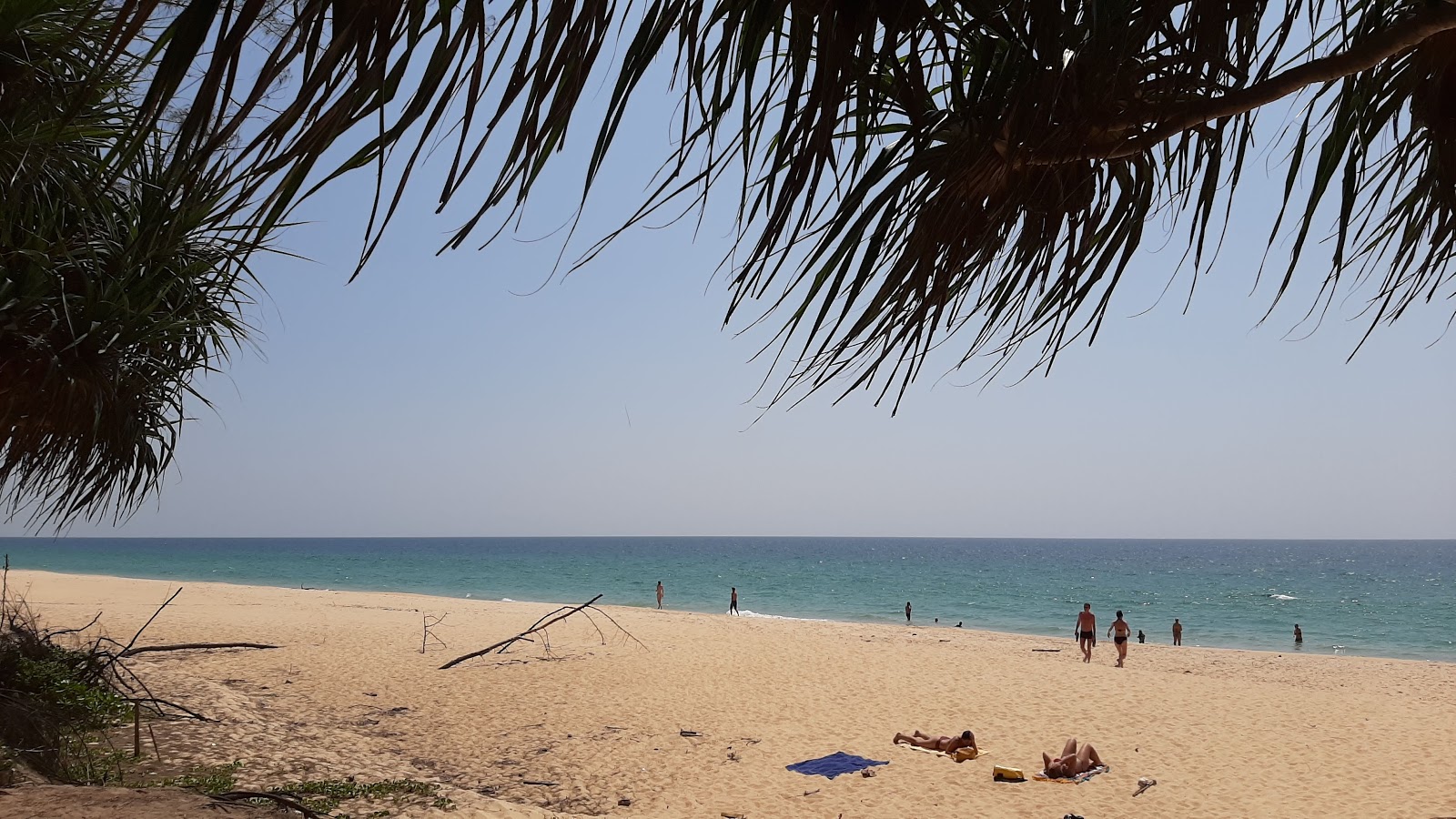 Fotografija Khao Na Yak Golden Beach z turkizna čista voda površino