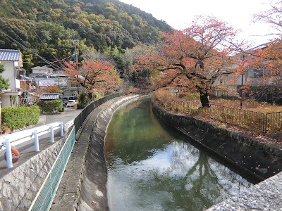 毘沙門堂是より北三町道標