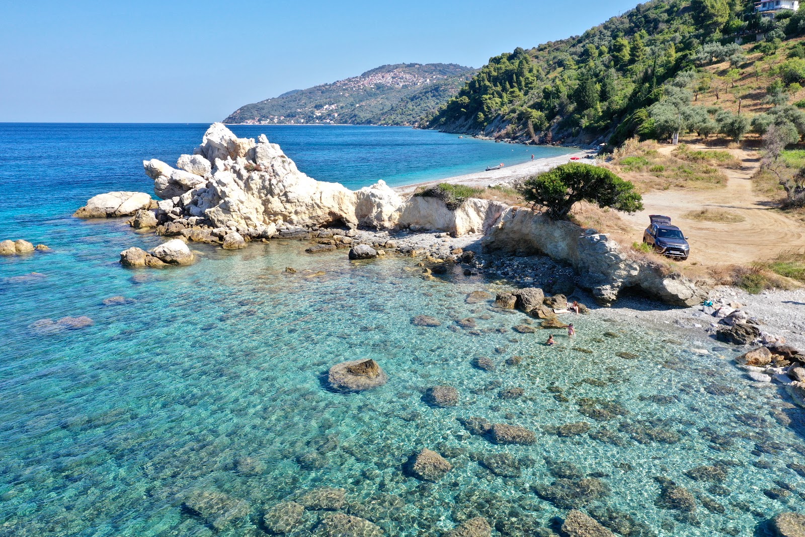 Photo of Paralia Armenopetra with turquoise pure water surface