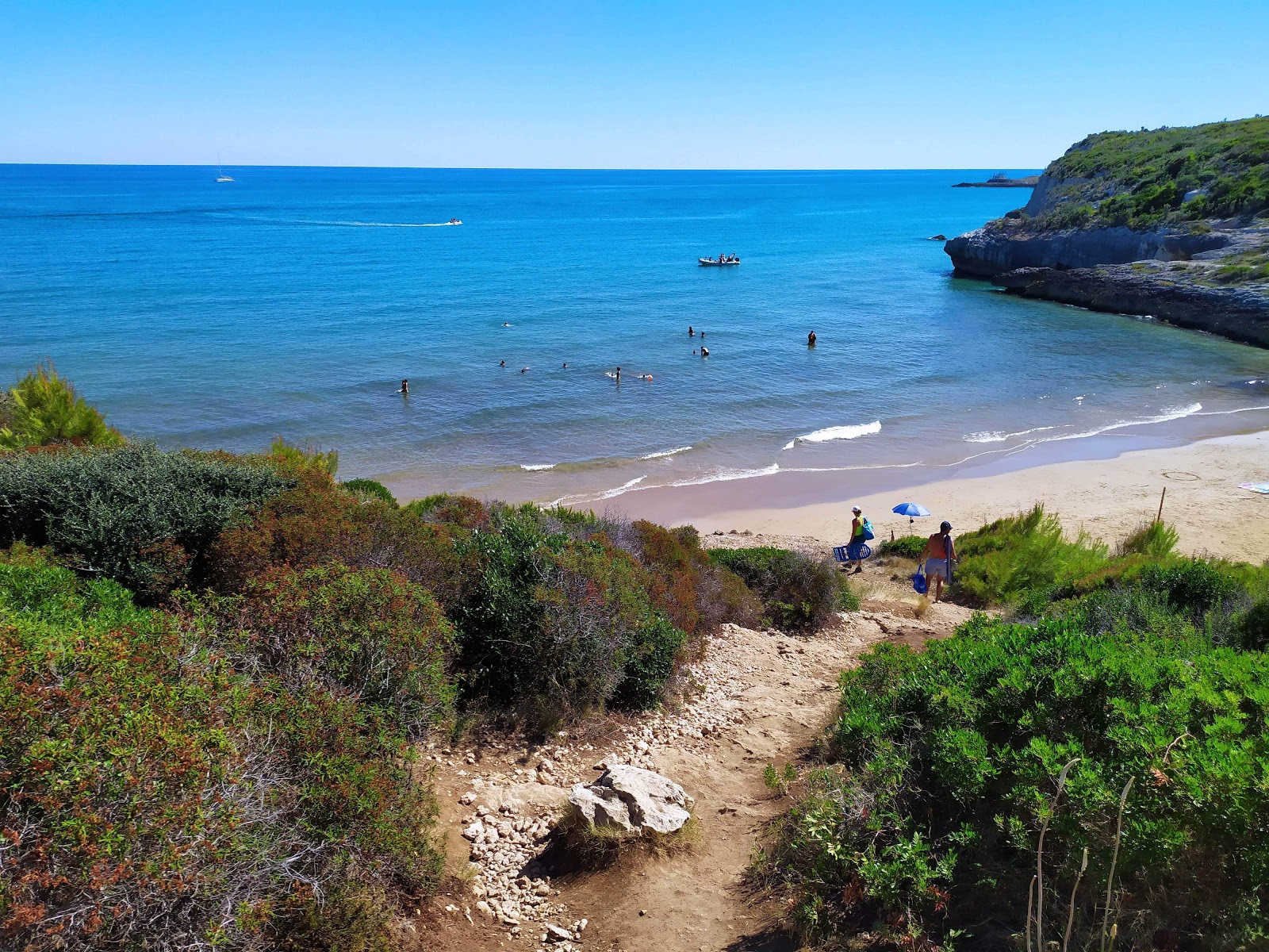 Cala dei Turchi'in fotoğrafı turkuaz saf su yüzey ile