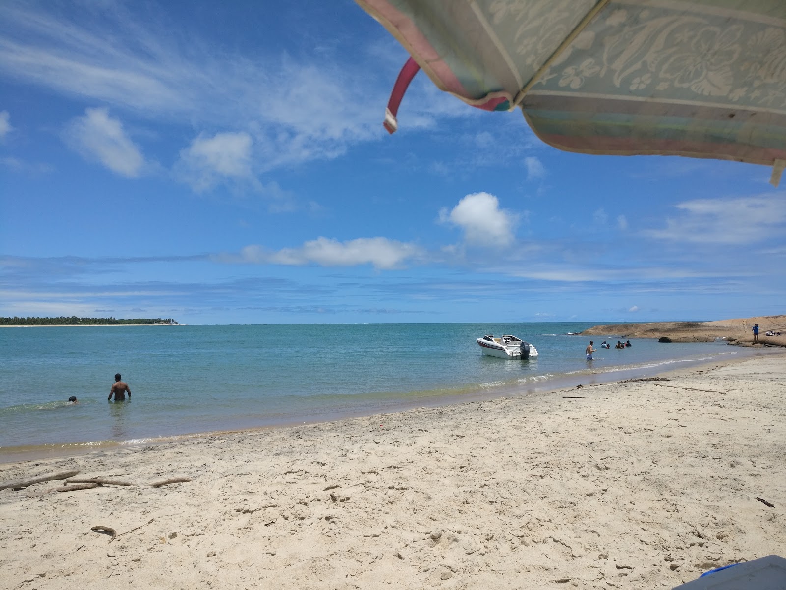 Valokuva Praia do Portoista. pinnalla turkoosi puhdas vesi:n kanssa