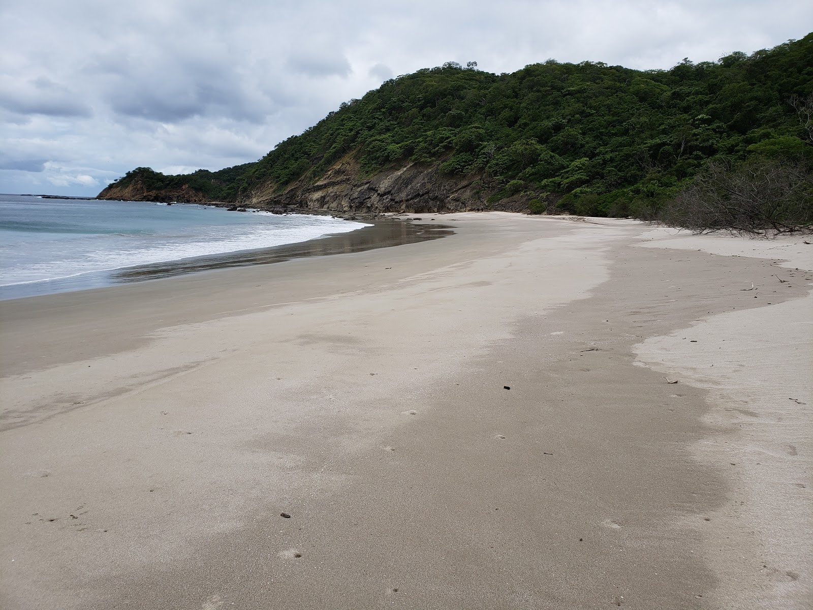 Foto de Anima Praia com água cristalina superfície