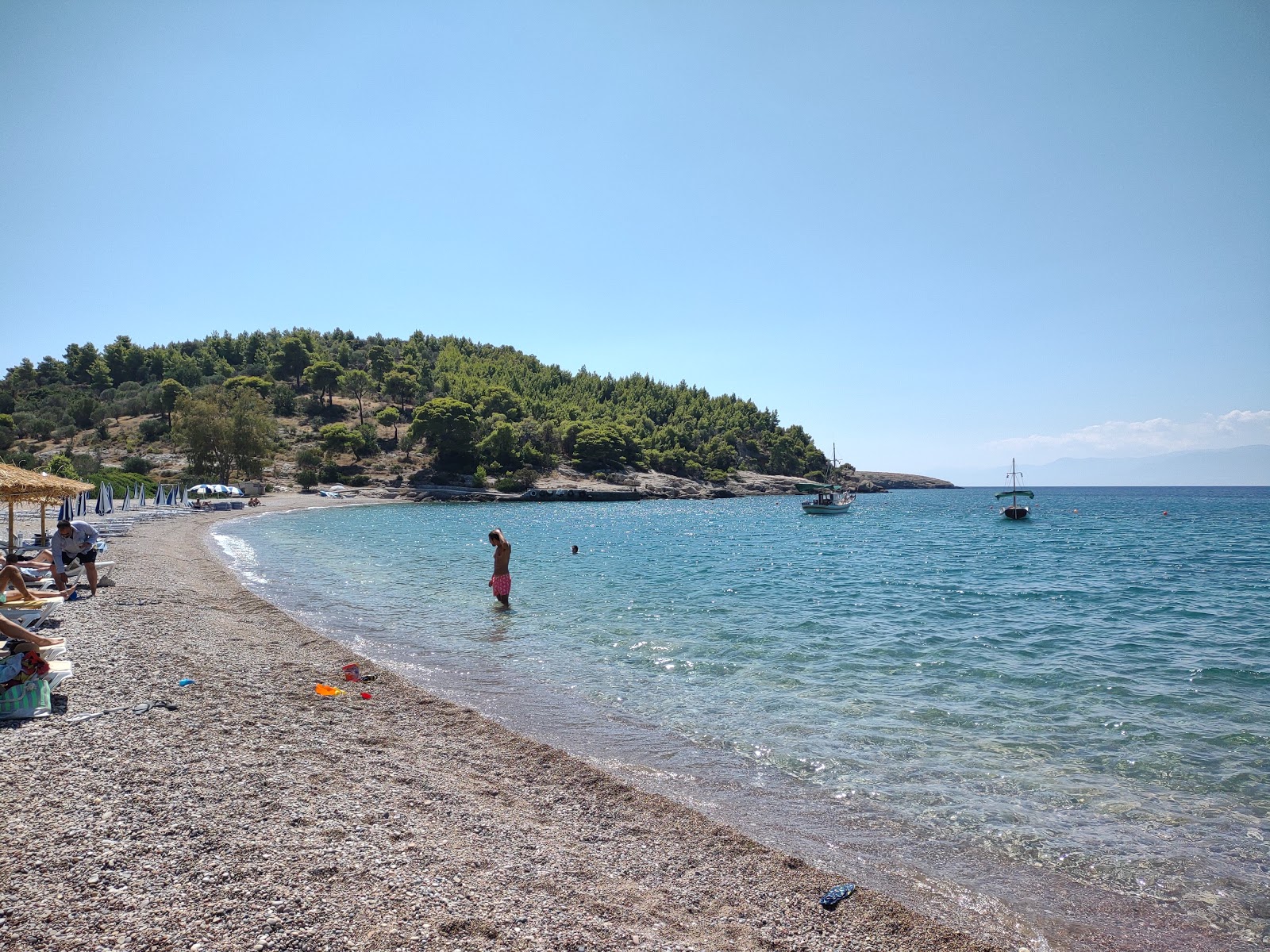 Agioi Anargyroi Beach'in fotoğrafı - rahatlamayı sevenler arasında popüler bir yer