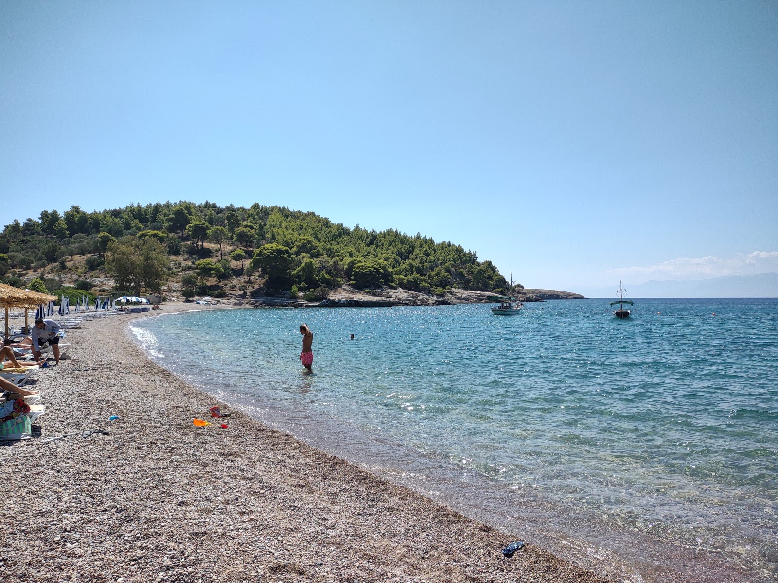 Foto av Agioi Anargyroi Beach omgiven av klippor