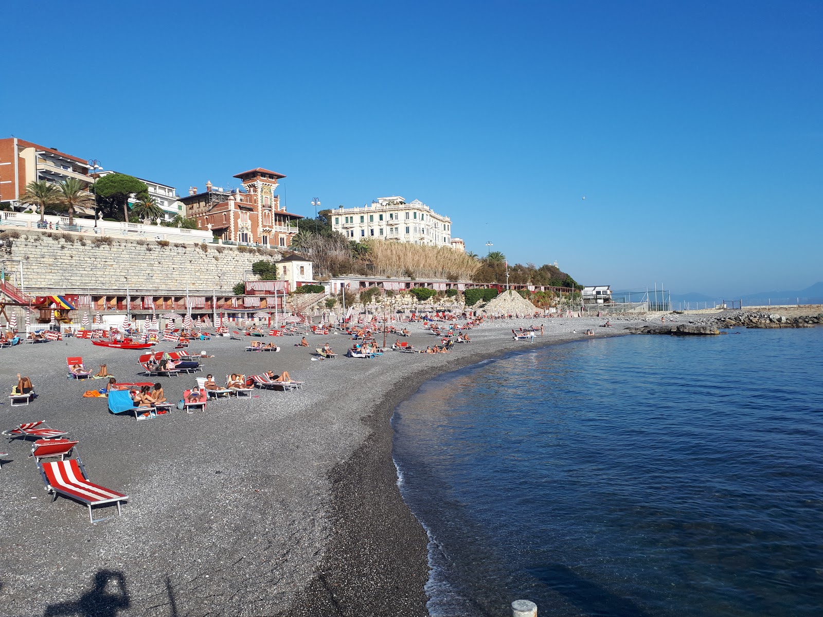 Fotografie cu Bagni St. nazaro cu o suprafață de pietricel fin întunecat