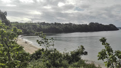 Praia Regueiro'in fotoğrafı dağlarla çevrili