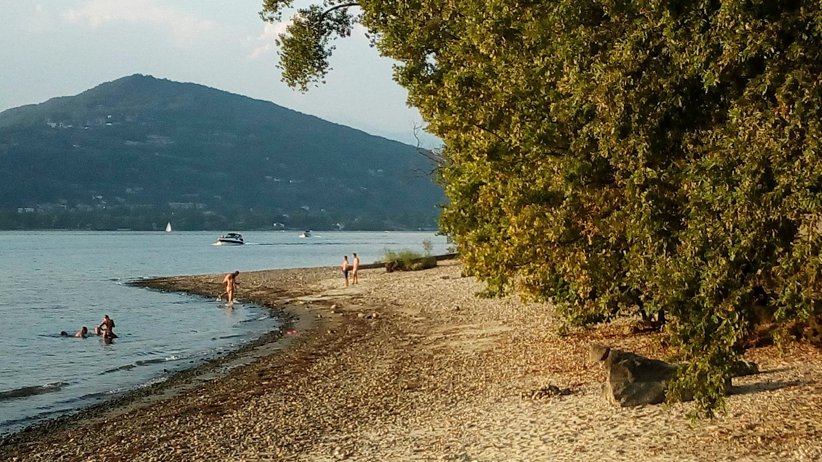 Zdjęcie Spiaggia dei Caravalle z powierzchnią turkusowa czysta woda