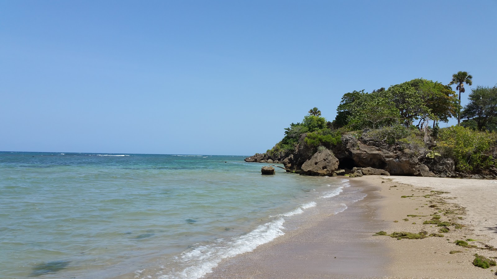 Fotografie cu Playa Serenity cu o suprafață de apa pură turcoaz