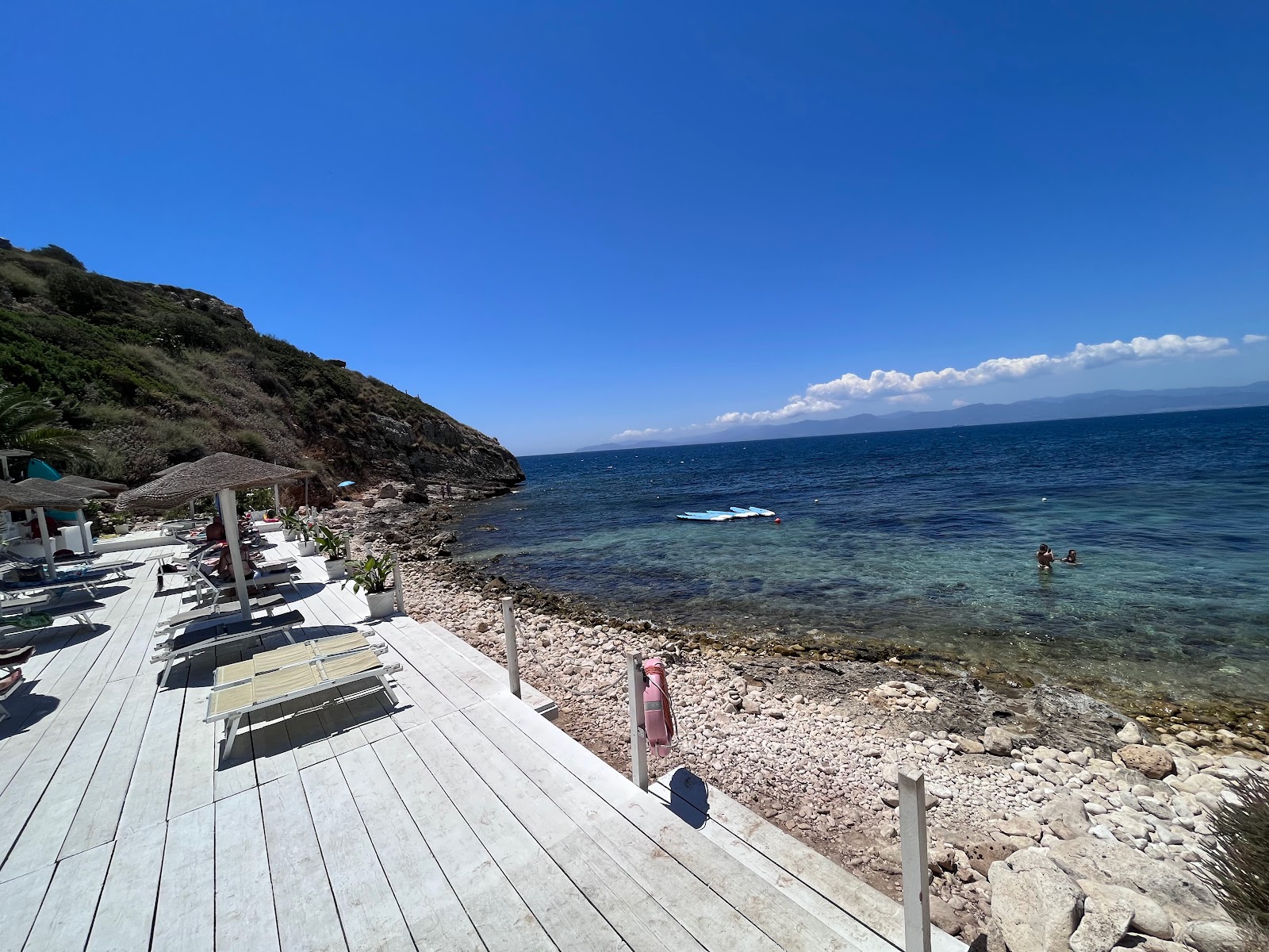 Foto von Cala Murr'e Porcu Beach umgeben von Bergen
