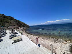 Foto von Cala Murr'e Porcu Beach umgeben von Bergen