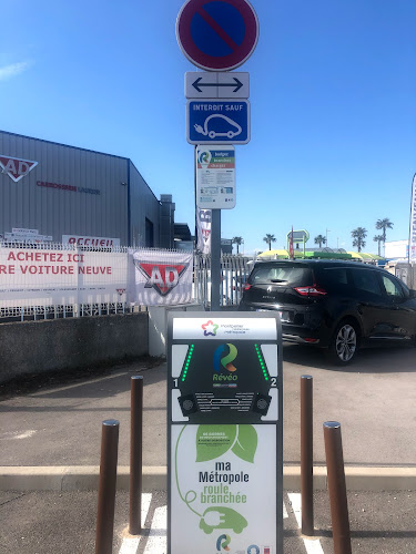 Borne de recharge de véhicules électriques RÉVÉO Station de recharge Baillargues
