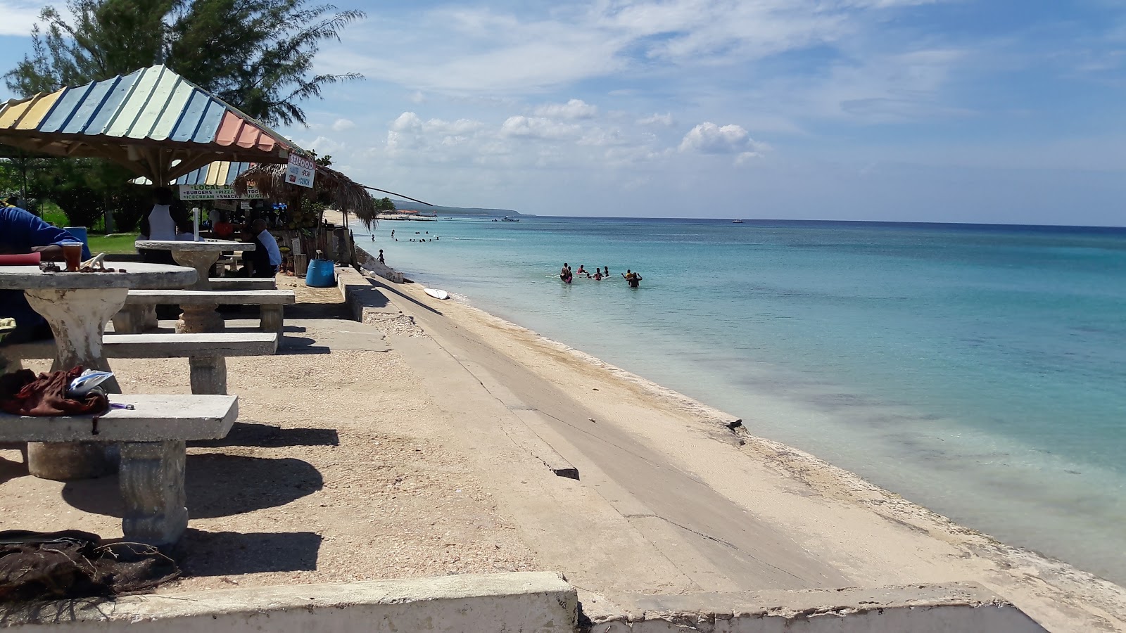 Fotografie cu Runaway Bay Beach cu plajă spațioasă