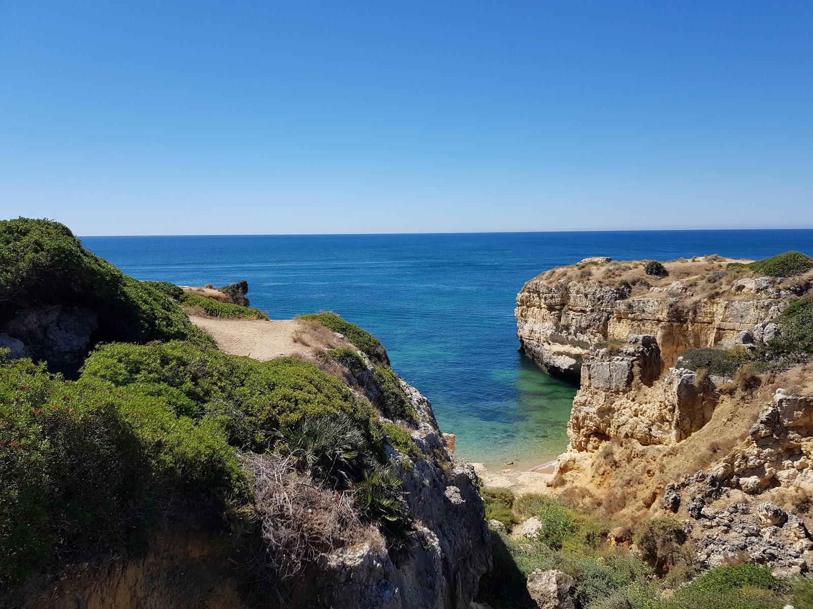 Ninho de Andorinha'in fotoğrafı küçük koy ile birlikte