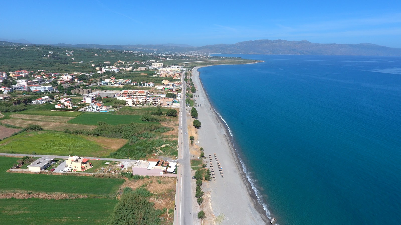 Zdjęcie Paralia Maleme z powierzchnią beżowe kamyki