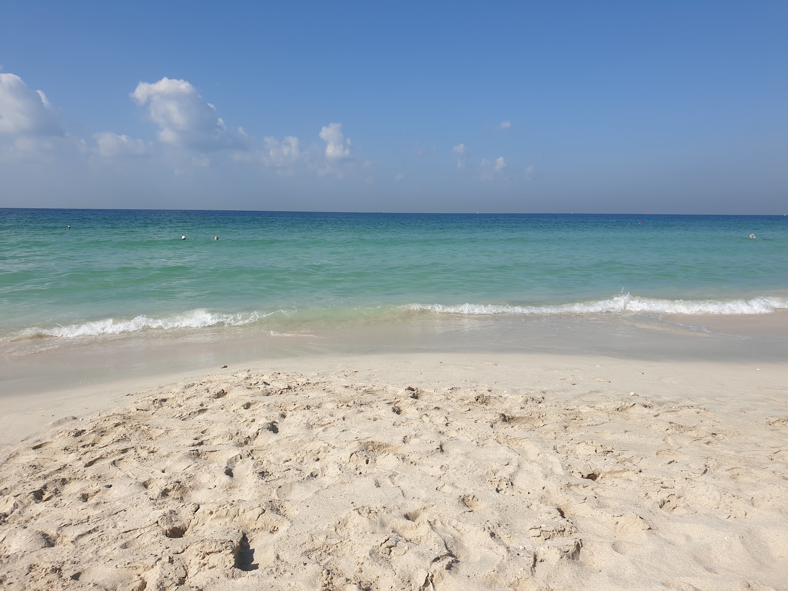 Foto de Al Khan beach com praia espaçosa