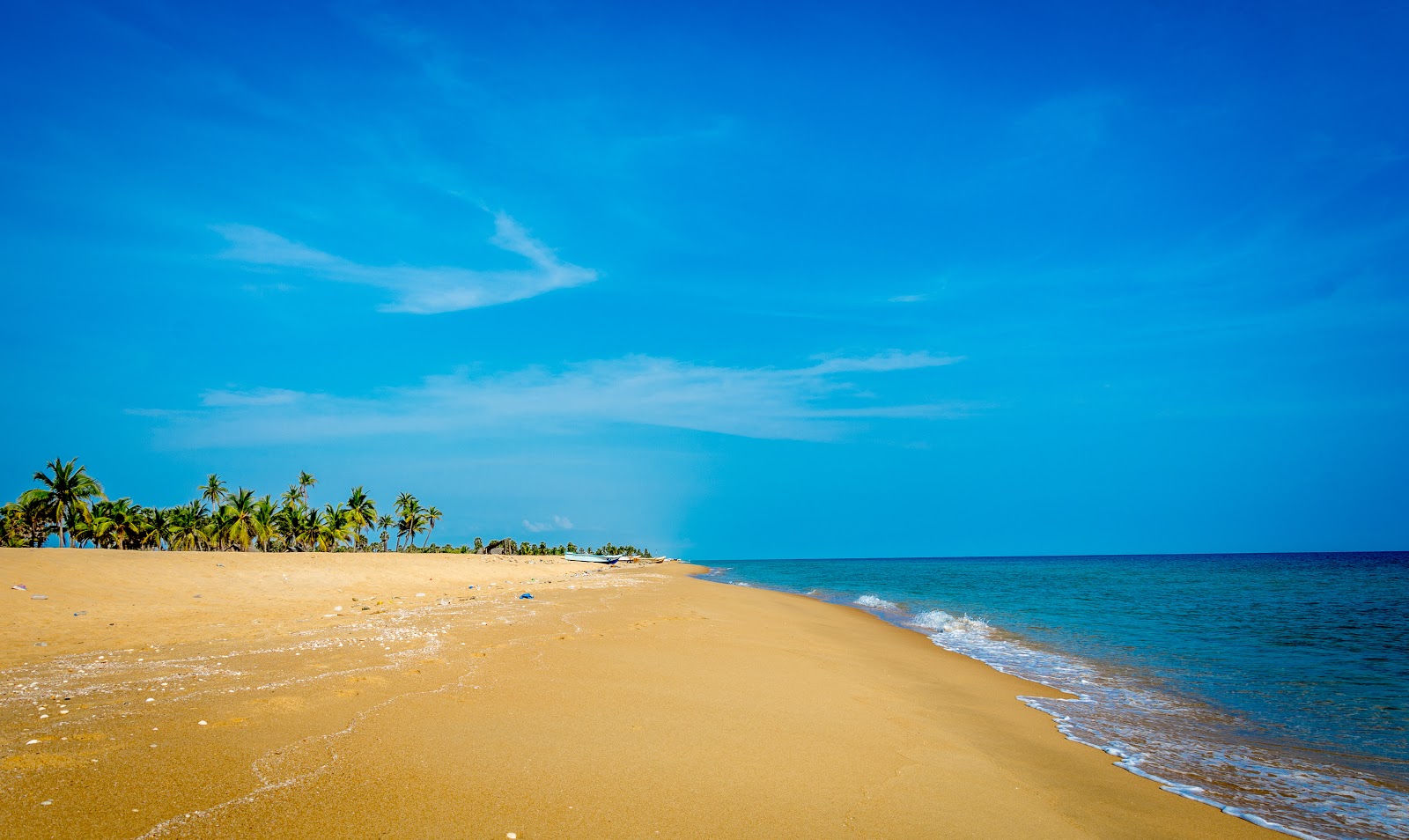 Foto von Umiya Beach mit beiger sand Oberfläche