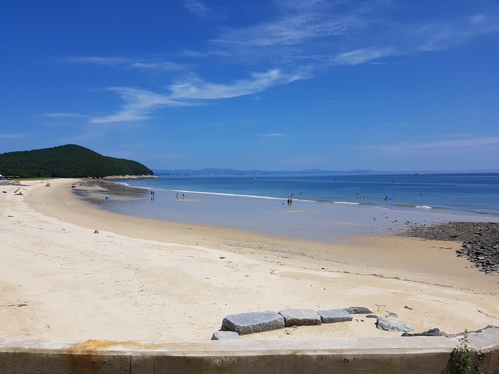 Foto von Obongsan Beach mit heller sand Oberfläche