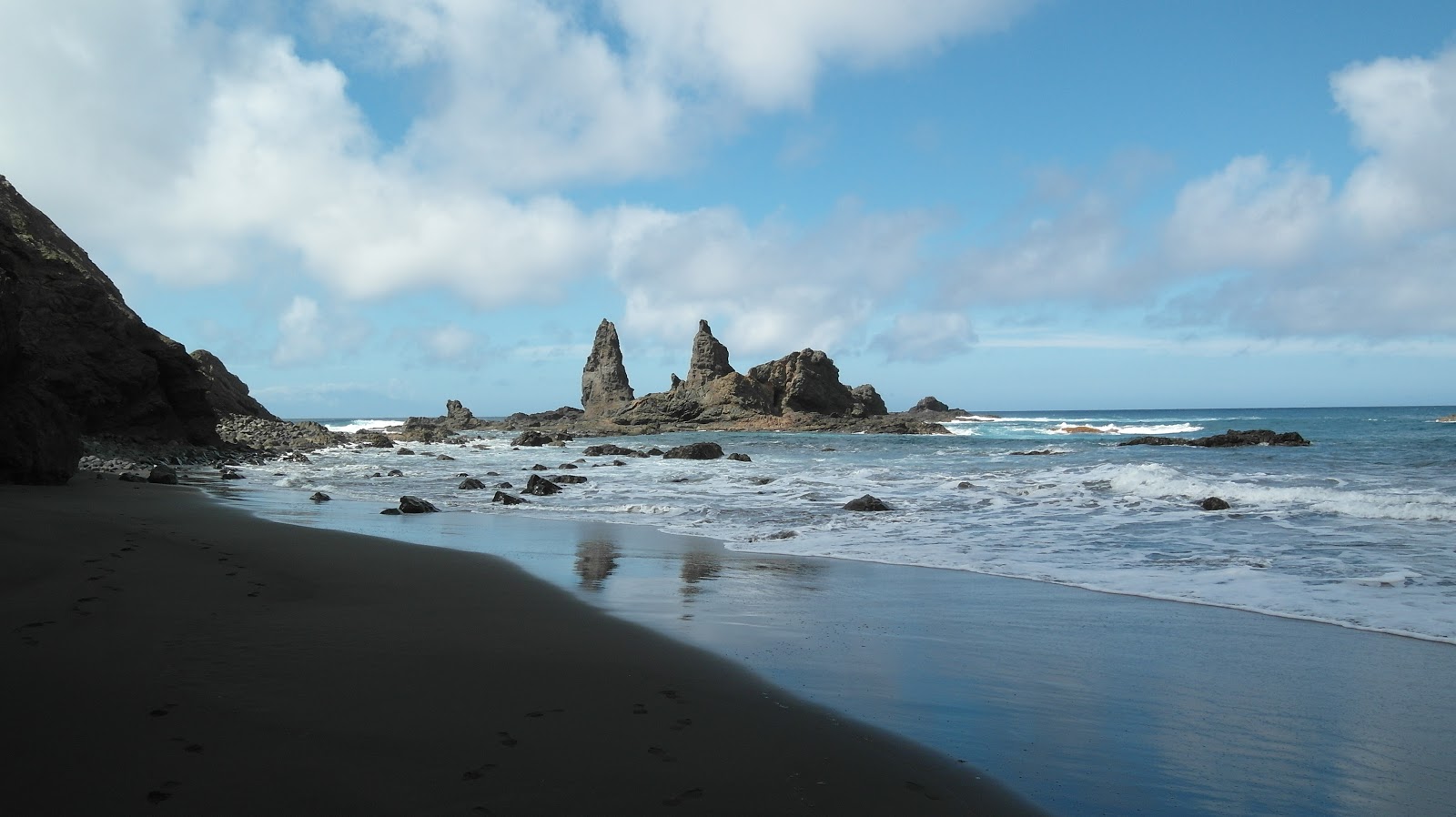 Photo de Playa De Arguamul avec un rivage spacieux