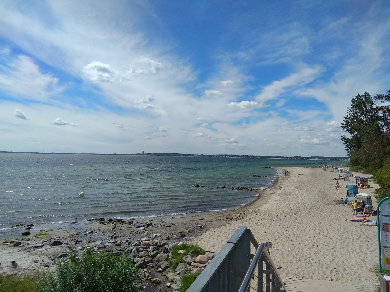 Photo de Sierksdorf strand avec l'eau bleu de surface