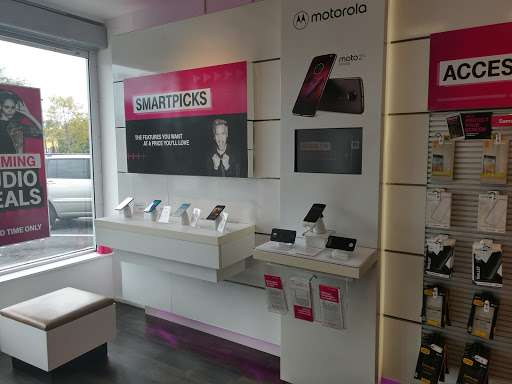 Cell Phone Store «T-Mobile», reviews and photos, 2908 Hamilton St, Hyattsville, MD 20782, USA
