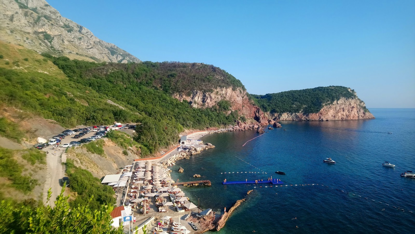 Fotografie cu Crvena glavica beach cu o suprafață de apa pură turcoaz