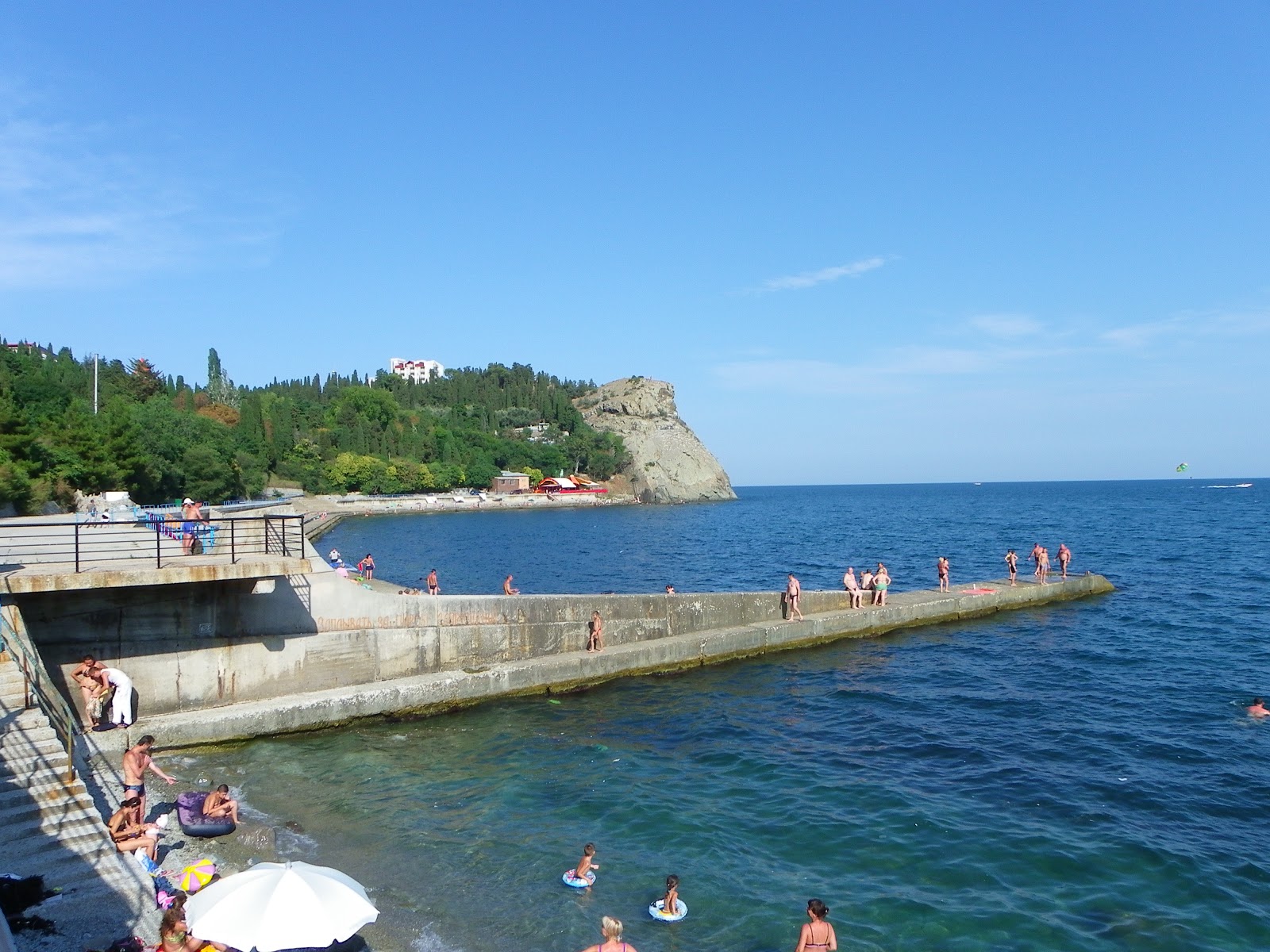 Karasan beach'in fotoğrafı - rahatlamayı sevenler arasında popüler bir yer