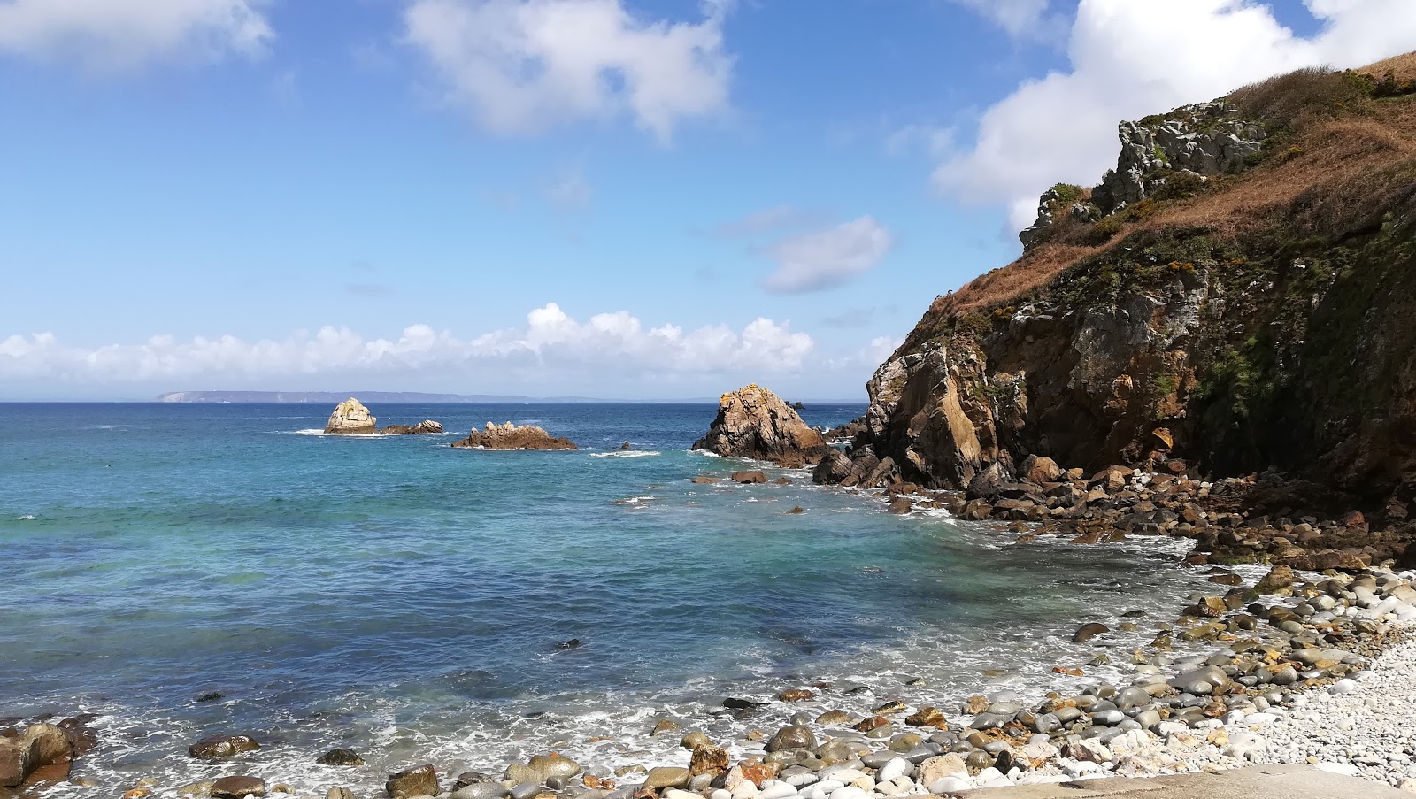 Fotografija Plage de Lesven z kevyt hiekka ja kivi površino