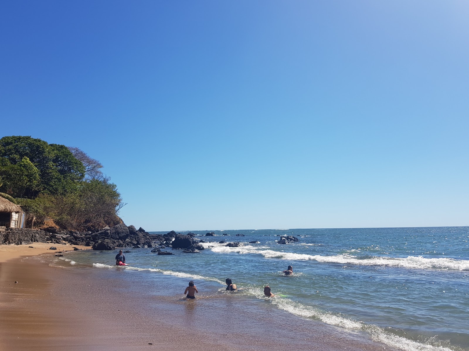 Foto von Cobanos beach III und die siedlung