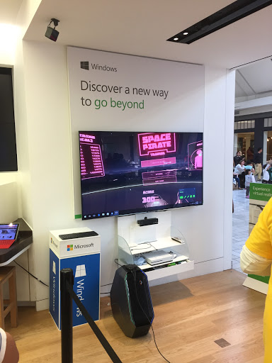 Computer Store «Microsoft Store - Tysons Corner Center», reviews and photos, 1961 Chain Bridge Rd, Tysons, VA 22102, USA