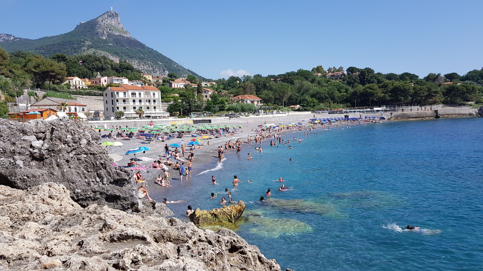 Φωτογραφία του Spiaggia di Fiumicello υποστηρίζεται από βράχους