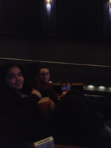 Movie Theater «Regal Cinemas Hilltop 9 Cinema», reviews and photos, 325 Beavercreek Rd, Oregon City, OR 97045, USA