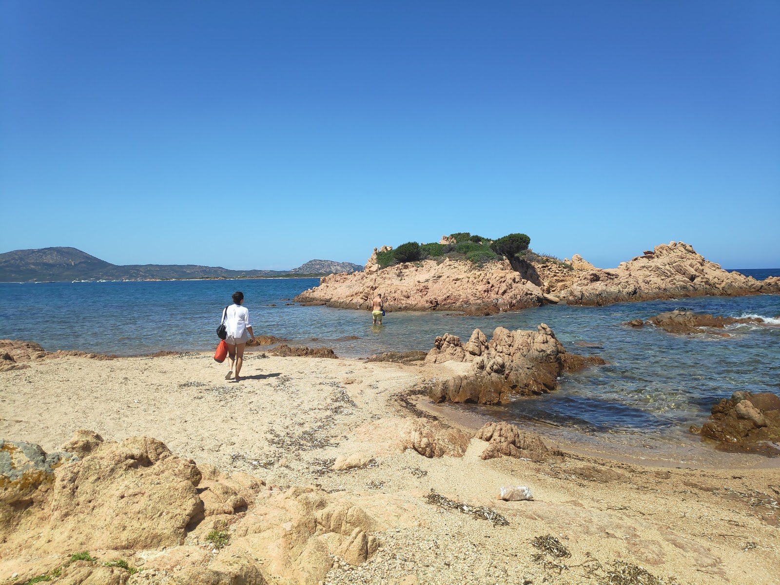Foto von Spiaggia di Punta La Greca und seine wunderschöne Landschaft