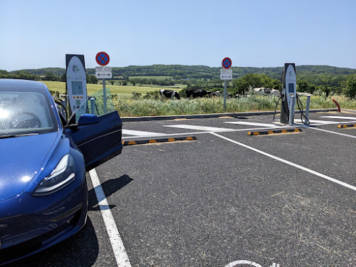 Borne de recharge de véhicules électriques IECharge Station de recharge Saint-Renan