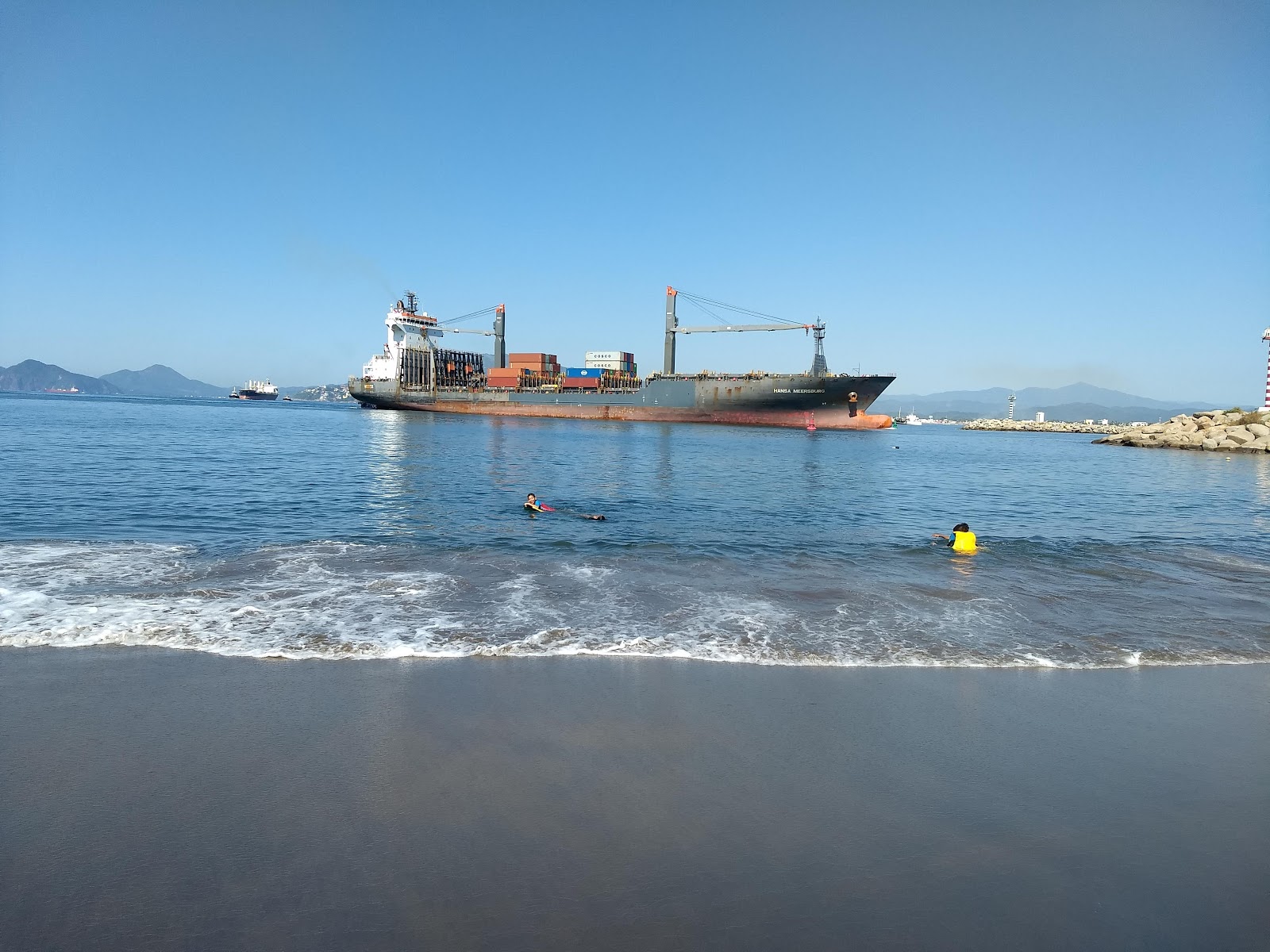 Foto de Playa San Pedrito con agua cristalina superficie