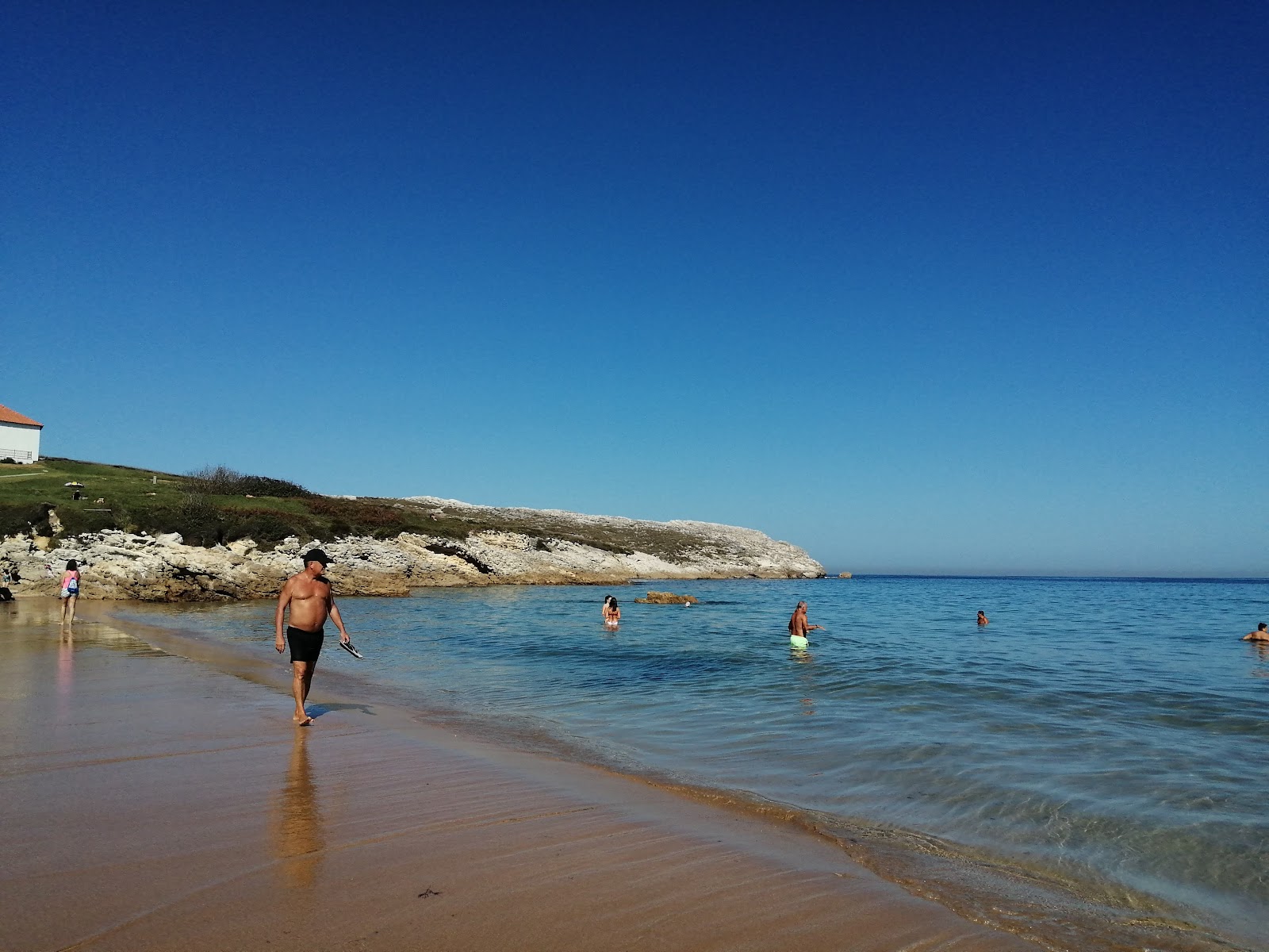 Foto von Playa Virgen del Mar und die siedlung