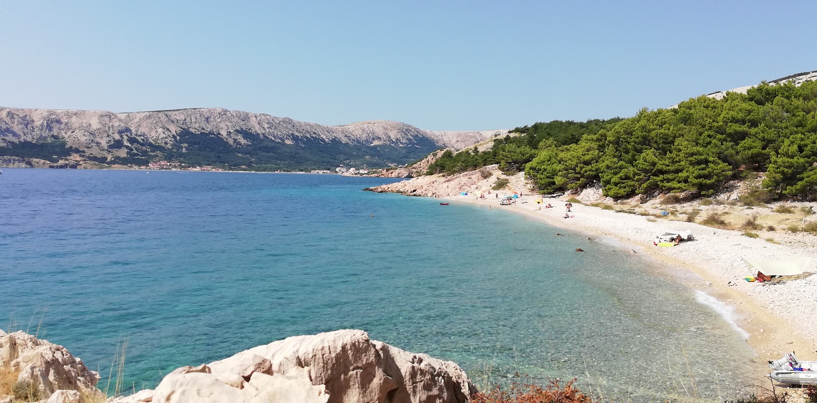 Vrezenica'in fotoğrafı dağlarla çevrili