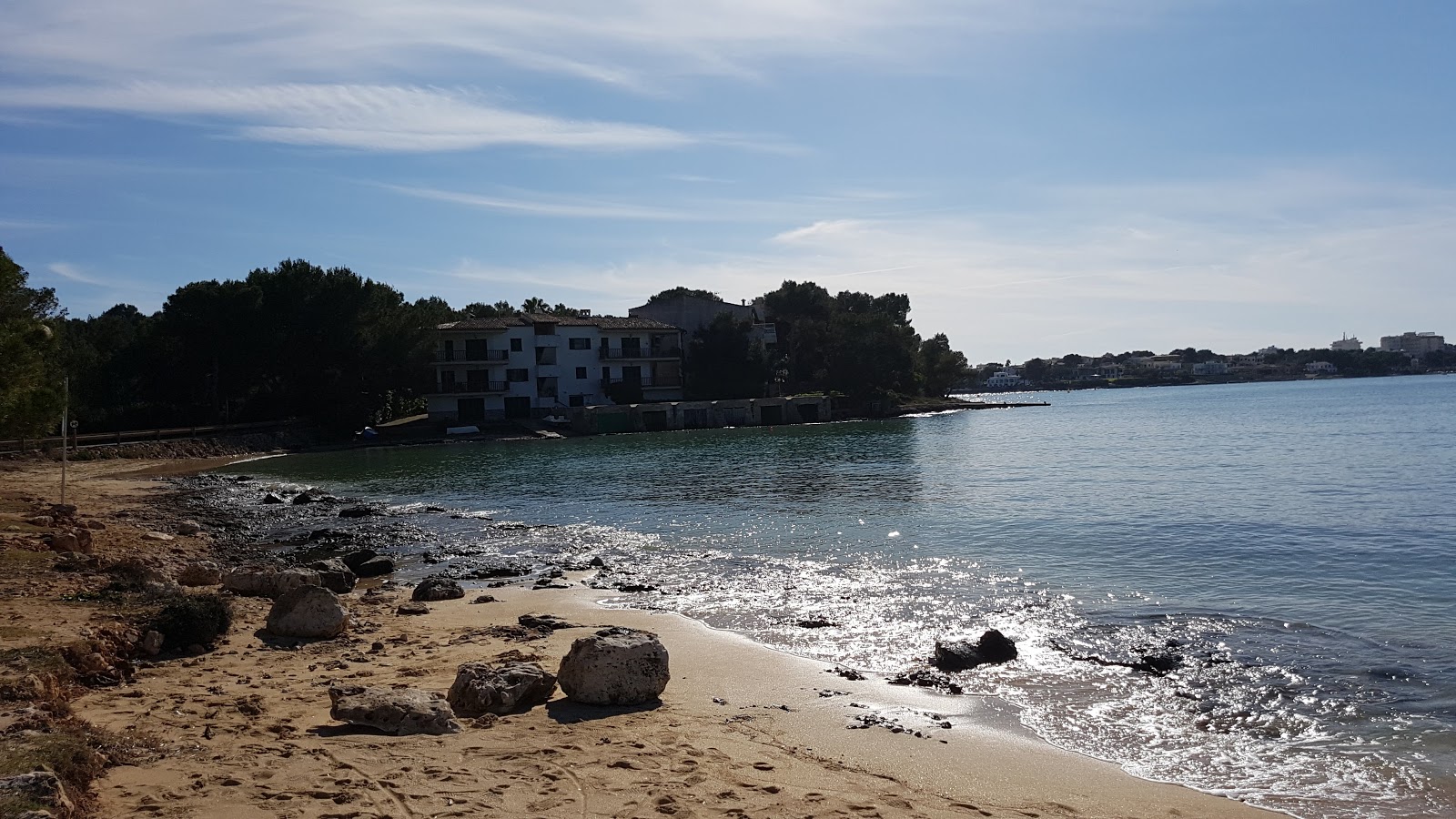 Fotografie cu Playa Arenal des Ases cu o suprafață de apa turcoaz