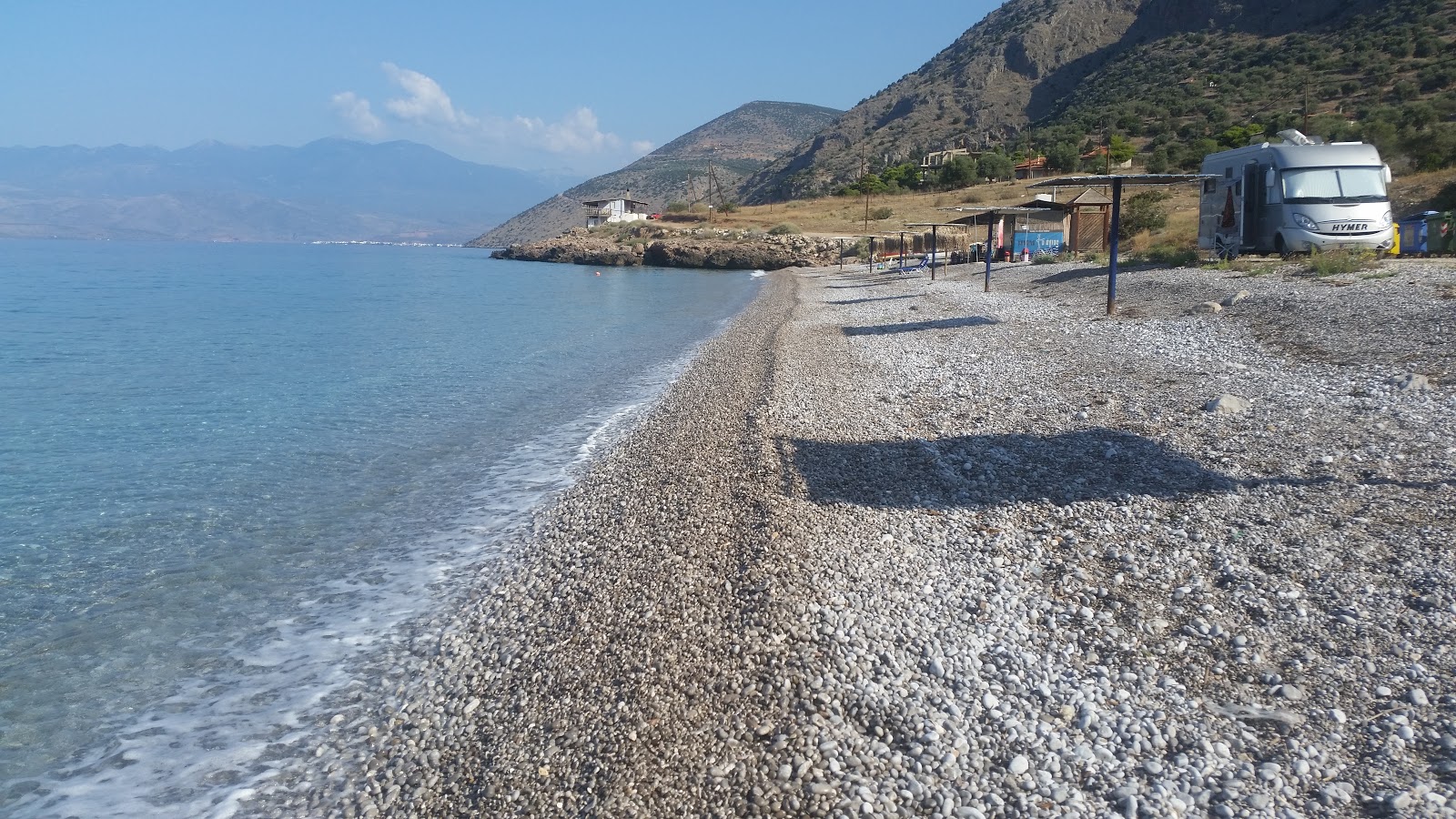 Zdjęcie Agios Minas beach z powierzchnią małe beżowe kamyki