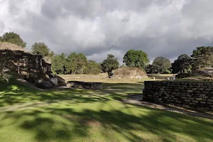 Plaza Central y Centro Ceremonial Iximche image