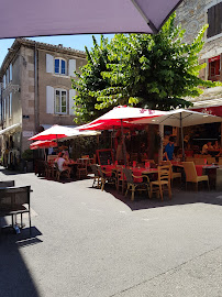 Atmosphère du Restaurant français Restaurant Chez Léon à Vallon-Pont-d'Arc - n°16
