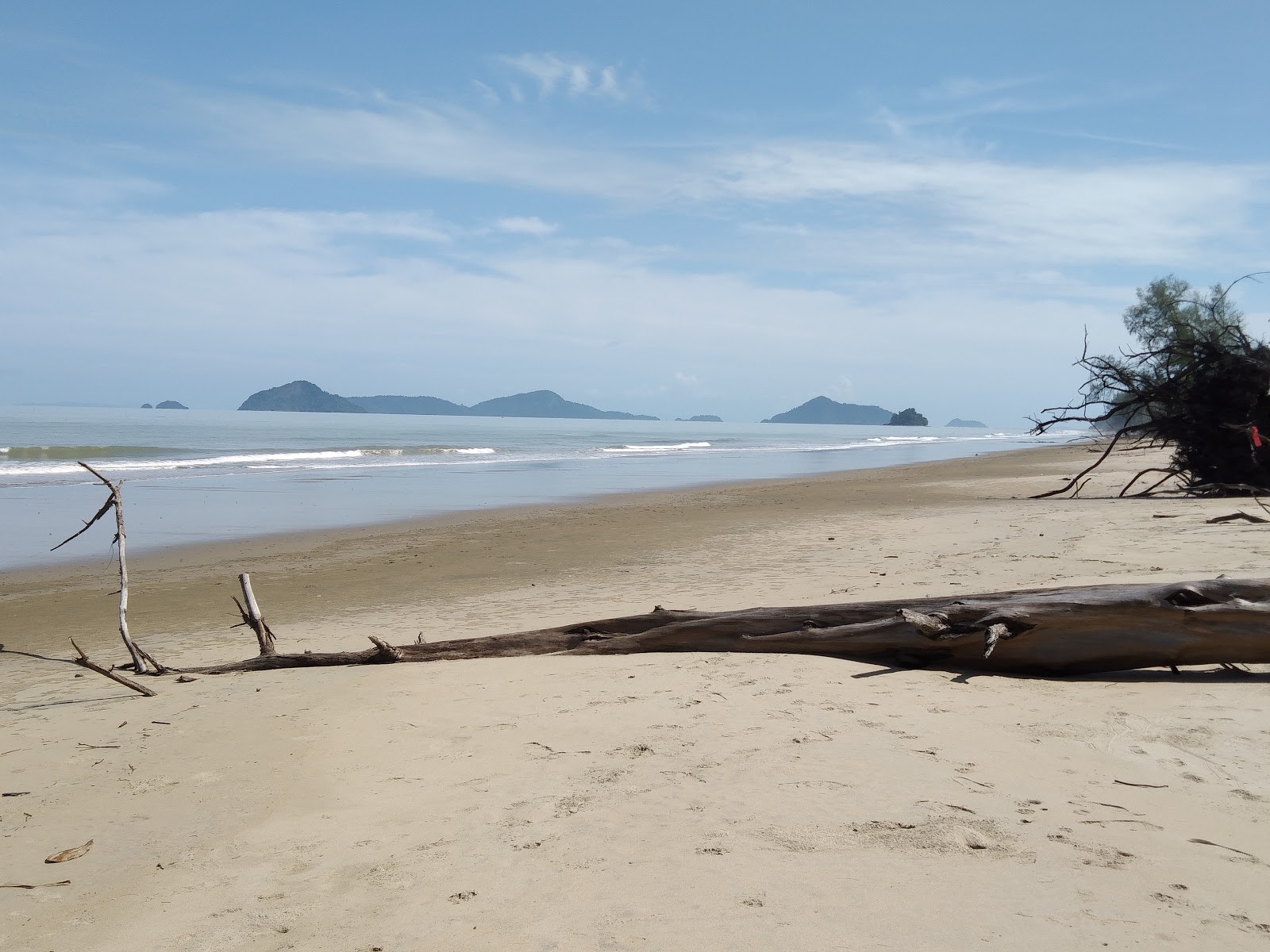 Fotografie cu Pra Pas Beach cu o suprafață de apa pură turcoaz