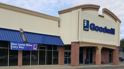 Thrift Store «Goodwill Waterbury Store & Donation Station», reviews and photos, 943 Wolcott St, Waterbury, CT 06705, USA