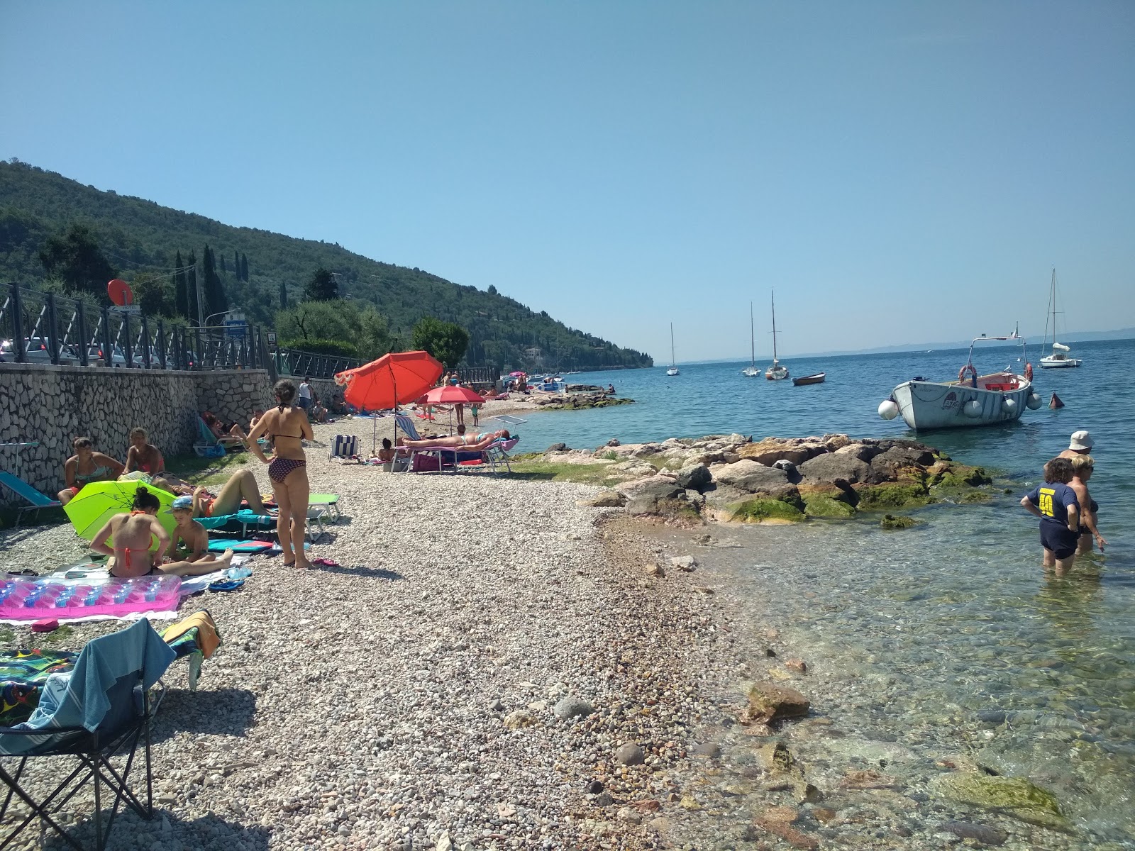 Foto di Spiaggia di Torri del Benaco con una superficie del ciottoli grigi