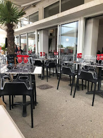 Atmosphère du Restaurant Lou Penequet à Saintes-Maries-de-la-Mer - n°1